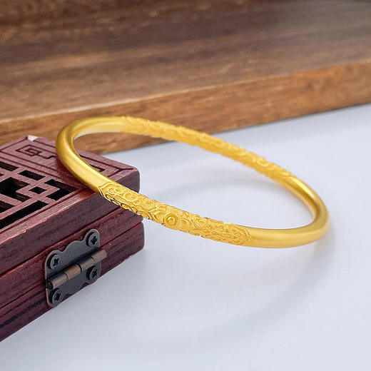 【限时克减150元】足金999.9 古法油亮实心固口卷草纹手镯（面宽约4.1-4.5mm，厚度约3.9mm）(ANWZGFSZ00069-1)（预售产品下单后不退款不退货不换货不补差价） 商品图0