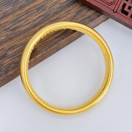 【限时克减150元】足金 磨砂版本古法固口半实心古法光圈泥鳅背内百福手镯（面宽约9.1-9.5mm，厚约5.4mm）(ANWZGFSZ00081-3)（预售产品下单后不退款不退货不换货不补差价） 商品图3