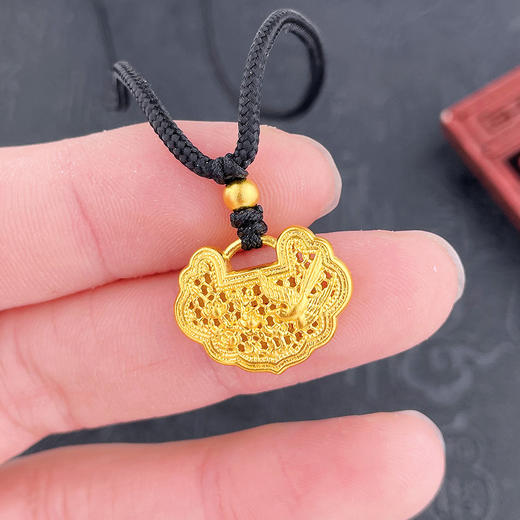 【限时克减150元】足金999.9 古法空心挂绳镂空如意锁包双面喜上眉梢锁包吊坠（含珠子）(ANWZGFDZ00205-1)（预售产品下单后不退款不退货不换货不补差价） 商品图3