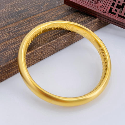 【限时克减150元】足金 磨砂版本古法固口半实心古法光圈泥鳅背内百福手镯（面宽约9.1-9.5mm，厚约5.4mm）(ANWZGFSZ00081-3)（预售产品下单后不退款不退货不换货不补差价） 商品图2