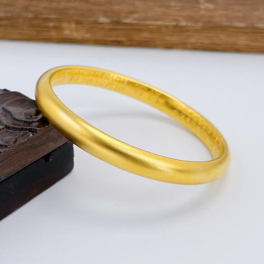 【限时克减150元】足金磨砂古法固口半实心古法光圈泥鳅背宽面内百福手镯（面宽约6.6-7mm，厚约4.1mm）(ANWZGFSZ00081-2)（预售产品下单后不退款不退货不换货不补差价） 商品图0