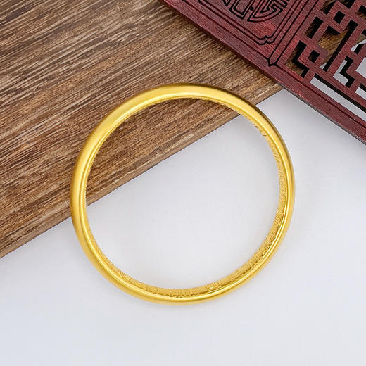 【限时克减150元】足金磨砂古法固口半实心古法光圈泥鳅背宽面内百福手镯（面宽约6.6-7mm，厚约4.1mm）(ANWZGFSZ00081-2)（预售产品下单后不退款不退货不换货不补差价） 商品图3
