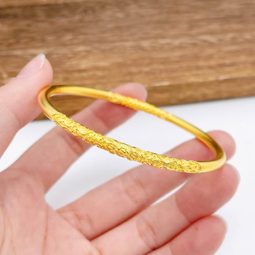 【限时克减150元】足金999.9 古法实心固口双边卷草纹手镯（面宽约3.3-3.7mm）(AEWZGFSZ00025)（预售产品下单后不退款不退货不换货不补差价 商品图2