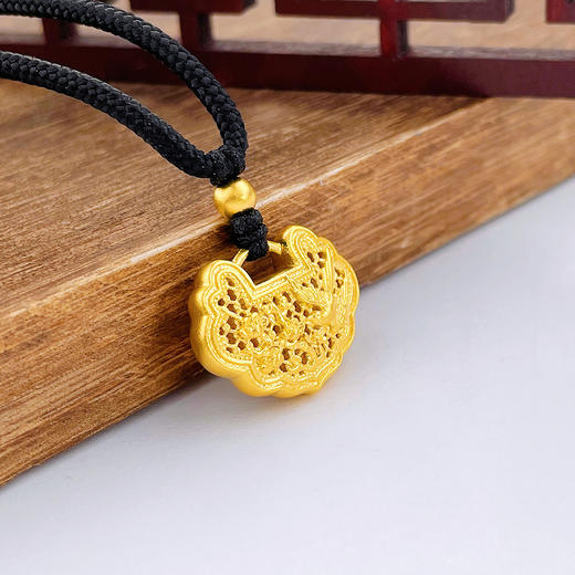 【限时克减150元】足金999.9 古法空心挂绳镂空如意锁包双面喜上眉梢锁包吊坠（含珠子）(ANWZGFDZ00205-1)（预售产品下单后不退款不退货不换货不补差价） 商品图1