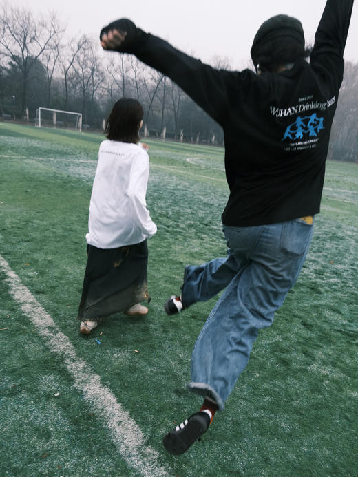 【18周边商店】武汉喝酒俱乐部长袖T恤 黑/白两色 商品图2