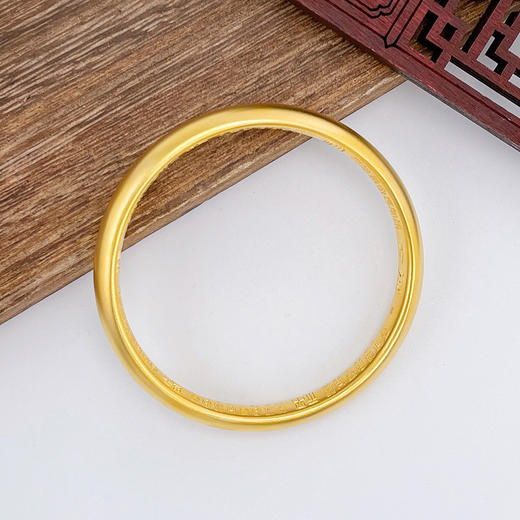 【限时克减150元】磨砂版本 古法固口半实心古法光圈泥鳅背宽面内百福手镯（面宽约7.8-8mm，厚约4.7mm）(ANWZGFSZ00081-1)（预售产品下单后不退款不退货不换货不补差价） 商品图2