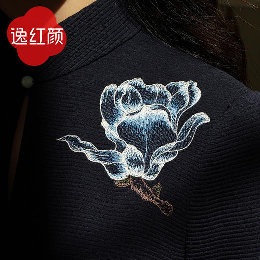 上海逸红颜钰兰2025年冬季弹力针织连衣裙女九分袖旗袍书卷文艺风 商品图1