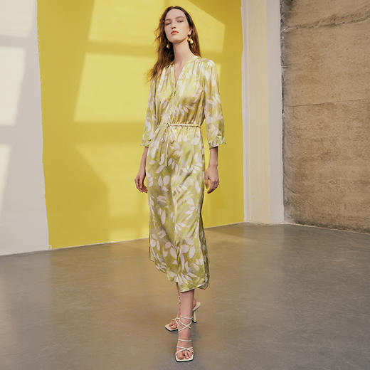 EITIE爱特爱春季新款时尚显瘦高腰舒适V领收腰印花连衣裙7307041 商品图4