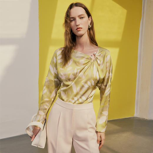 EITIE爱特爱春季新款修身显瘦百搭印花小上衣7313008 商品图5