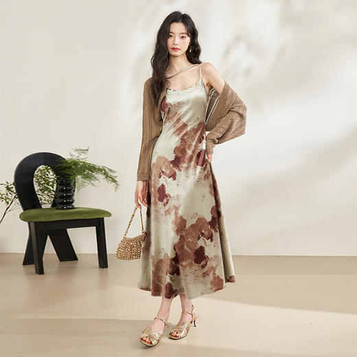 西遇法式气质复古晕染印花连衣裙套装女新款镂空毛衣开衫10340086 商品图1