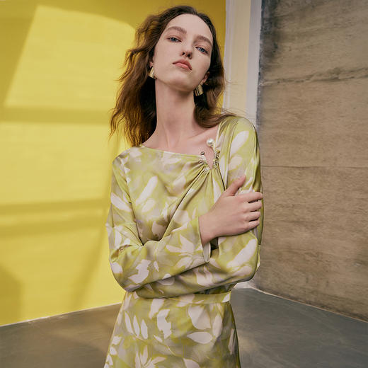 EITIE爱特爱春季新款修身显瘦百搭印花小上衣7313008 商品图4