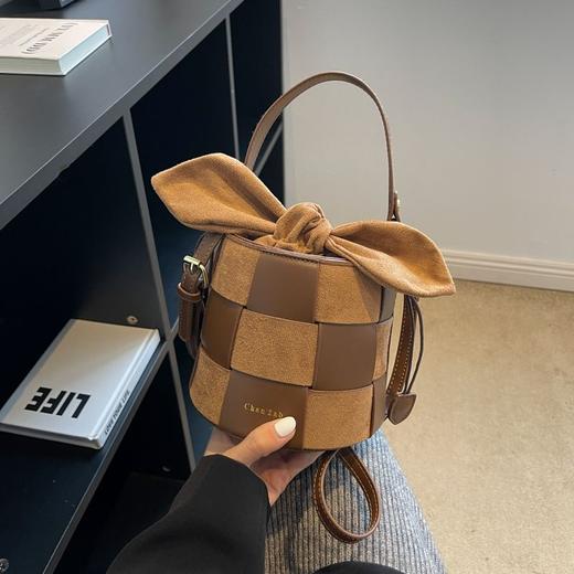 【可可爱爱！小兔耳朵水桶包！】兔耳朵水桶包包！复古小众设计！可爱编织包！网红斜挎包！时尚单品！-XHBB2403 商品图2