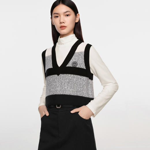 【特惠不退货】伊芙丽冬白色百搭中领长袖打底衫1EA101151 商品图0