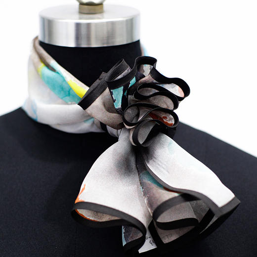 TANGY Collection天意精品2024春季新款联名款敦煌系列莨绸香云纱包边方巾L241413 商品图1