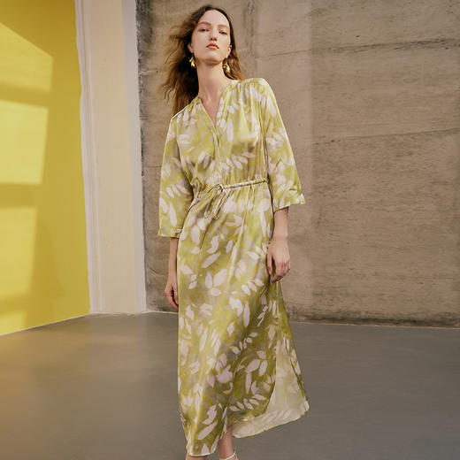 EITIE爱特爱春季新款时尚显瘦高腰舒适V领收腰印花连衣裙7307041 商品图2