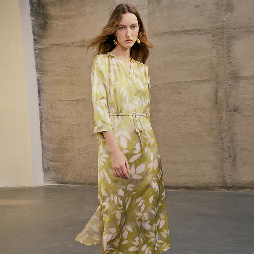 EITIE爱特爱春季新款时尚显瘦高腰舒适V领收腰印花连衣裙7307041 商品图3