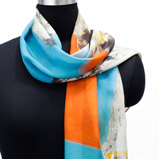 TANGY Collection天意精品2024春季新款联名款敦煌系列晕染民族风100%真丝莨绸包边围巾L241415 商品图4