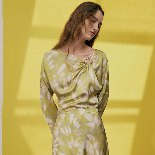 EITIE爱特爱春季新款修身显瘦百搭印花小上衣7313008 商品图3