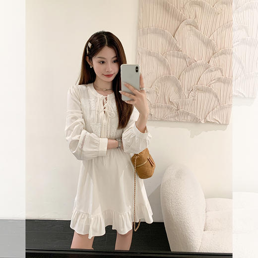 <曾小咸推荐> 【港岛少女】白色领口系带连衣短裙 商品图3