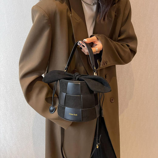 【可可爱爱！小兔耳朵水桶包！】兔耳朵水桶包包！复古小众设计！可爱编织包！网红斜挎包！时尚单品！-XHBB2403 商品图3