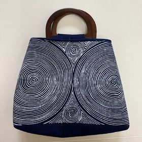 新衍原创设计 | 手工蜡染手提包