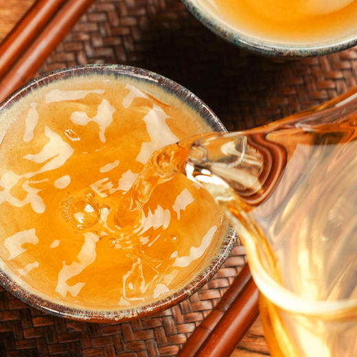 10月21日中午12点【两人团】【黑孔雀】【单饼装】2018年云南易武拼配普洱生茶集齐七村八寨 还原大易武滋味 五年陈化 一飞冲天 内含357g茶 商品图3