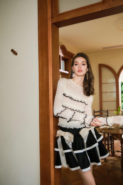 白色荷叶边针织长袖上衣 商品图2