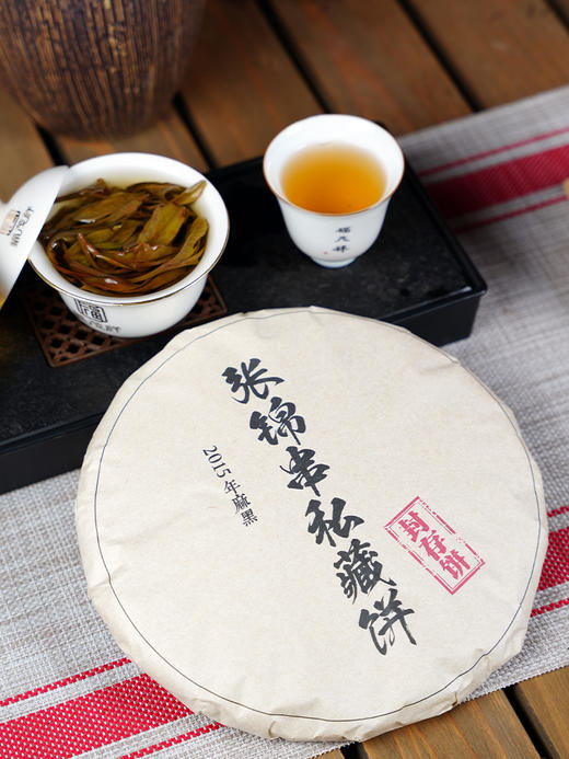 【2015年麻黑】易武山系的标杆韵味! 2015年头春古树头采，里外一口料   9年老生茶；357g/饼 拍5发6饼 商品图3