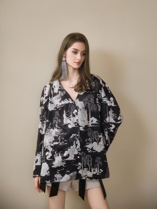 黑色洛神赋手绘印花露背衬衣 商品图1