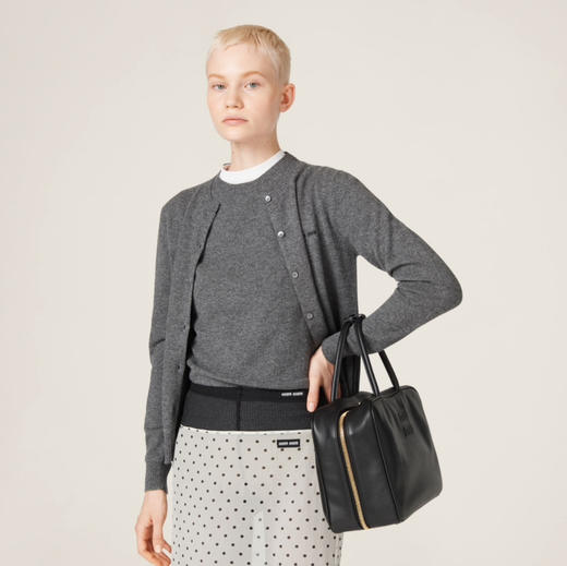 MIU-S  灰色徽标羊绒短袖｜开衫. 商品图1