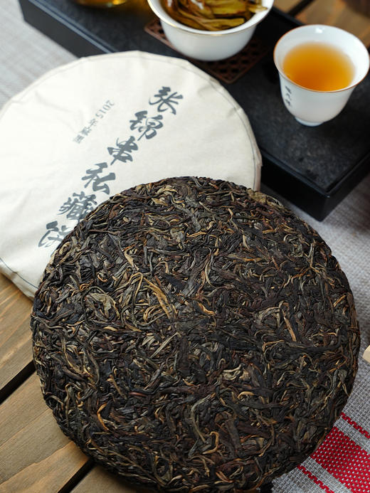 【2015年麻黑】易武山系的标杆韵味! 2015年头春古树头采，里外一口料   9年老生茶；357g/饼 拍5发6饼 商品图0