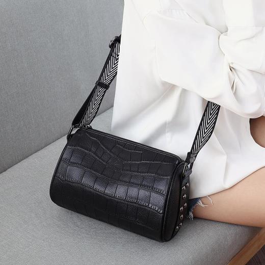 Viney包包2023新款潮真皮女包时尚宽带单肩小包2023休闲斜挎包女 商品图1