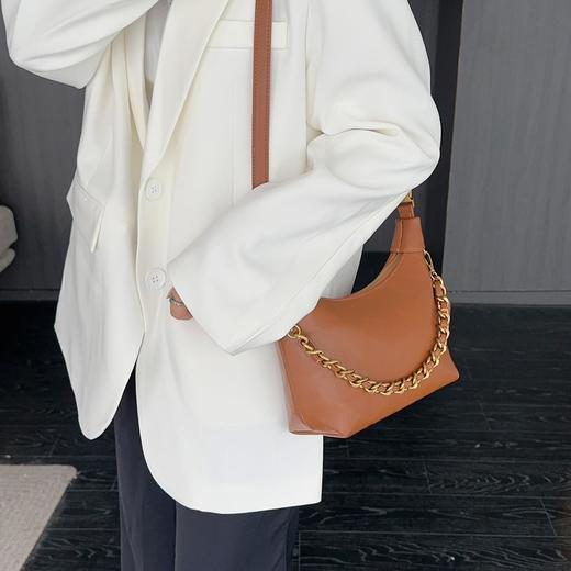 2023新款女包秋季高级质感小众包包流行链条斜挎包手提饺子包批发 商品图1