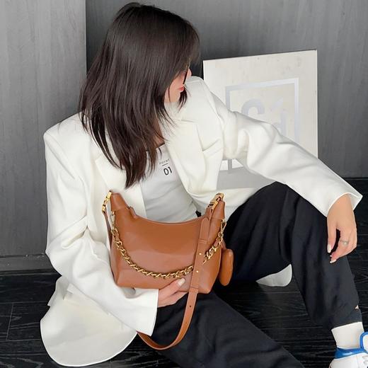 2023新款女包秋季高级质感小众包包流行链条斜挎包手提饺子包批发 商品图4