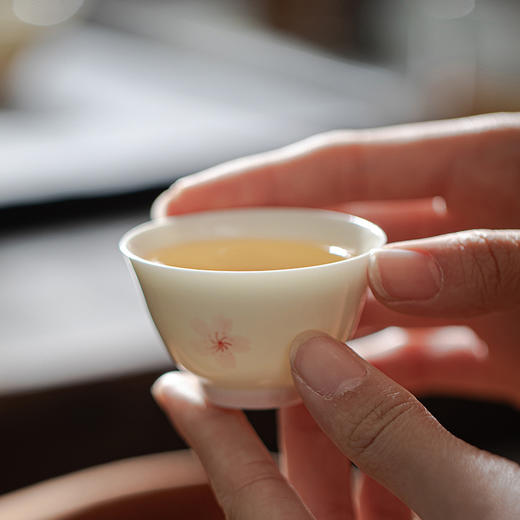 束刻/玉泥/手绘樱花撇口杯茶杯浪漫手绘粉色樱花白瓷品茗杯家用小清新个人喝茶陶瓷单杯 商品图3