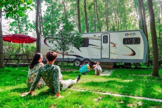 ★新品上线I周末不加价★ ￥488起/晚 宿【途居镇江世业洲露营地】享9M特色房车+早餐+烧烤，享开心休博园灯光秀、马戏等40+游乐项目！有效期至2024年4月30日 商品图0