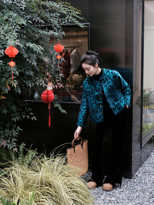 盛唐牡丹|真丝漳绒宝石蓝卷草纹小立领单一字扣外套 商品图5