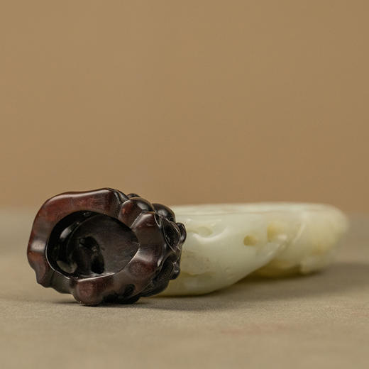 和田玉籽料雕太湖石蕉叶观音山子摆件 商品图3