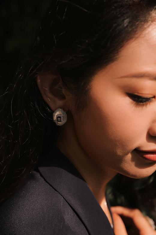 Royal Sapphire皇家蓝宝石系列 | 皇家蓝宝石白贝耳环 商品图2