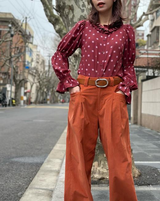 TYNVIE 缩褶袖百褶领长袖衬衫-酒红印花 商品图1