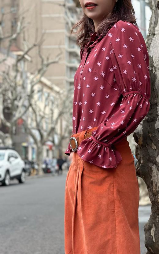 TYNVIE 缩褶袖百褶领长袖衬衫-酒红印花 商品图5