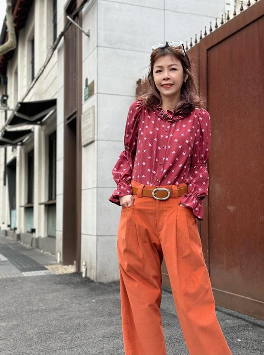 TYNVIE 缩褶袖百褶领长袖衬衫-酒红印花 商品图4