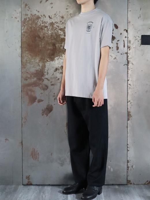 TYRONE-灰色校徽印花T恤 商品图3