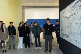 谢画廊新展“爱丽丝梦蝶”导览讲解