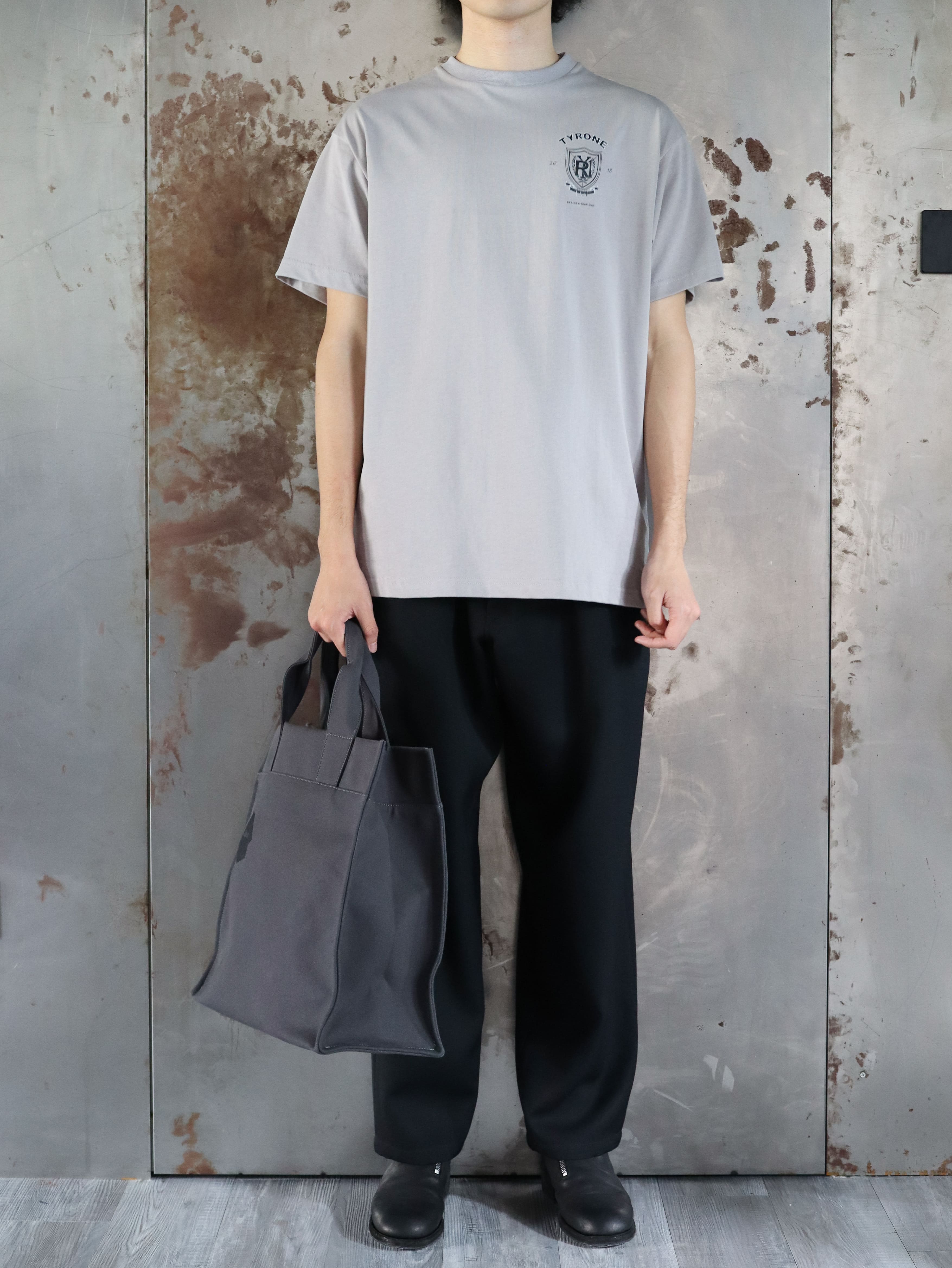 TYRONE-灰色校徽印花T恤
