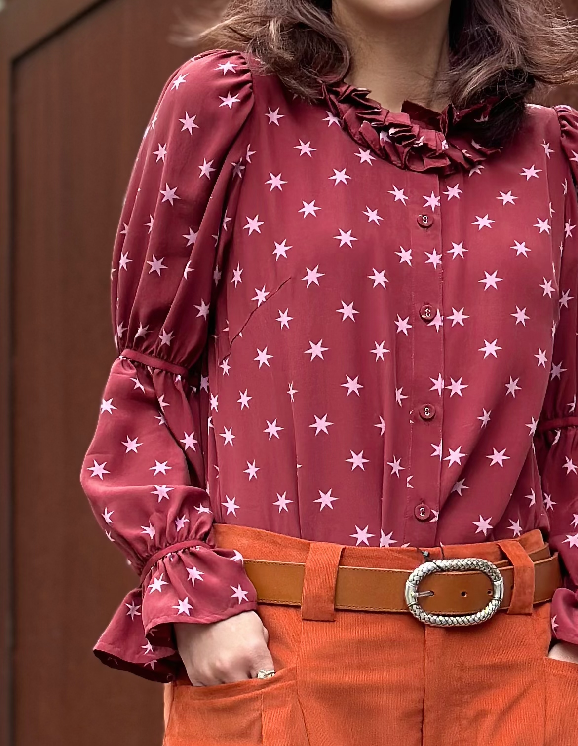 TYNVIE 缩褶袖百褶领长袖衬衫-酒红印花