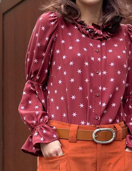 TYNVIE 缩褶袖百褶领长袖衬衫-酒红印花 商品图0