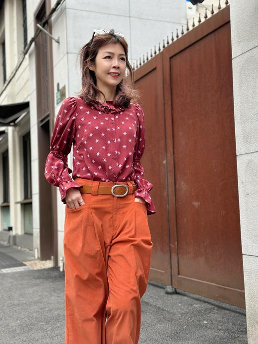 TYNVIE 缩褶袖百褶领长袖衬衫-酒红印花 商品图3