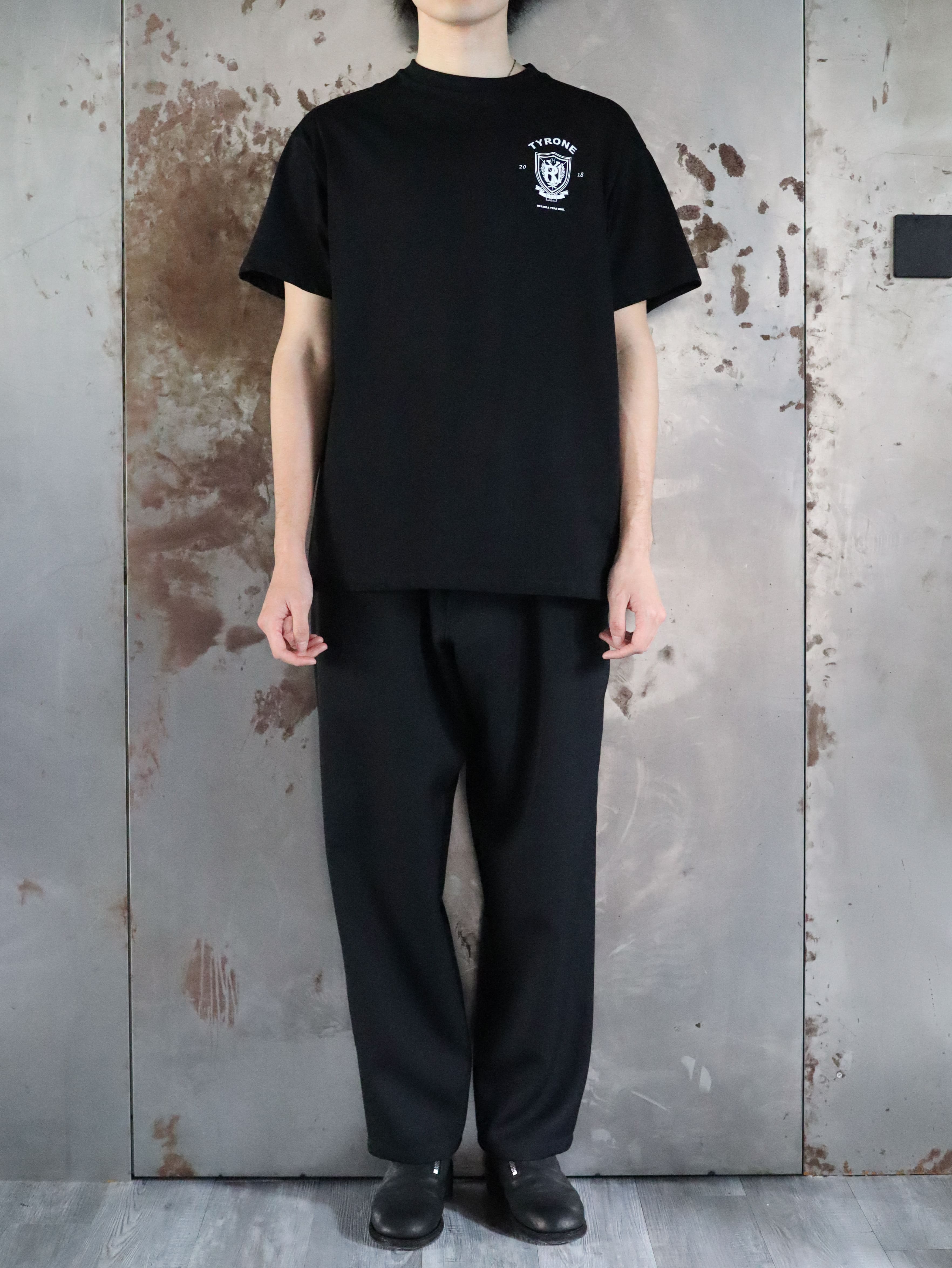 TYRONE-黑色校徽印花T恤