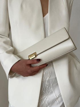 AKIIKA | Baguette [ 法棍手拿包 白/黑/红/奶茶]